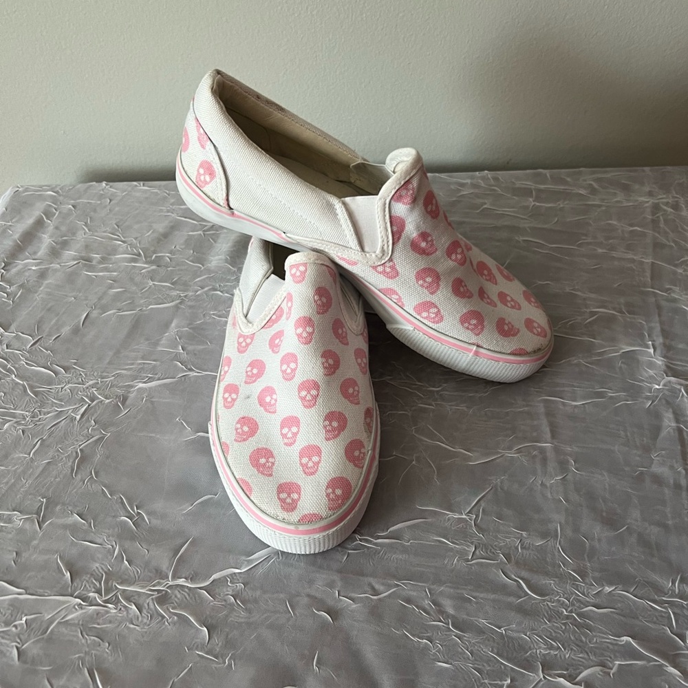 AIS woman’s Pink Skull Slip-On Shoes size 5 canvas slip-on sneakers